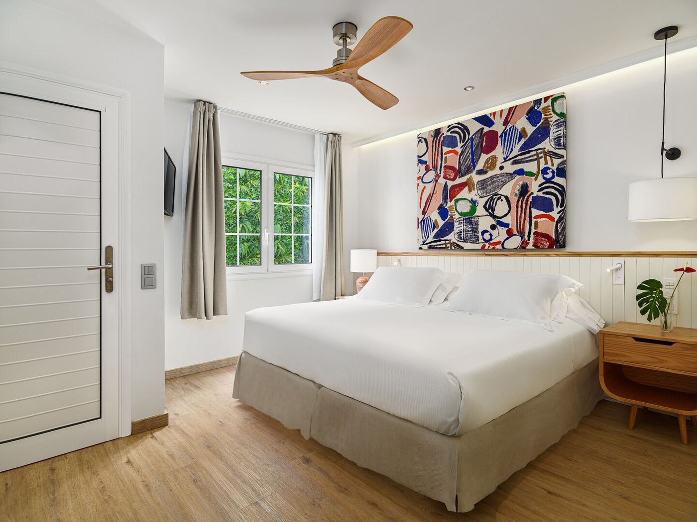 25.02.26 H10 White Suites