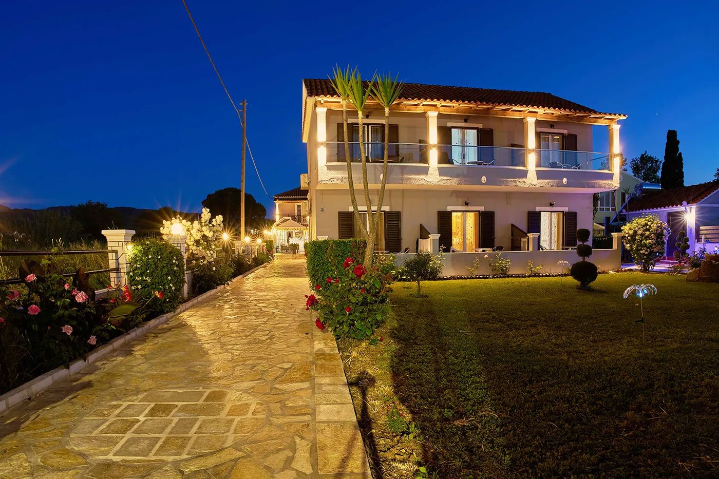 Makis Studios & Apartments