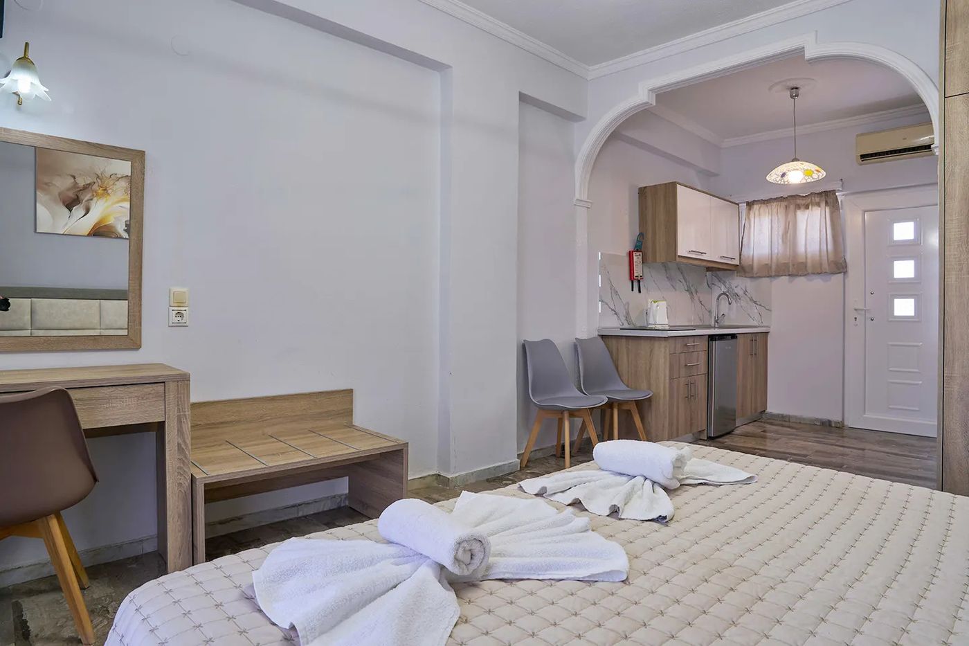 Makis Studios & Apartments