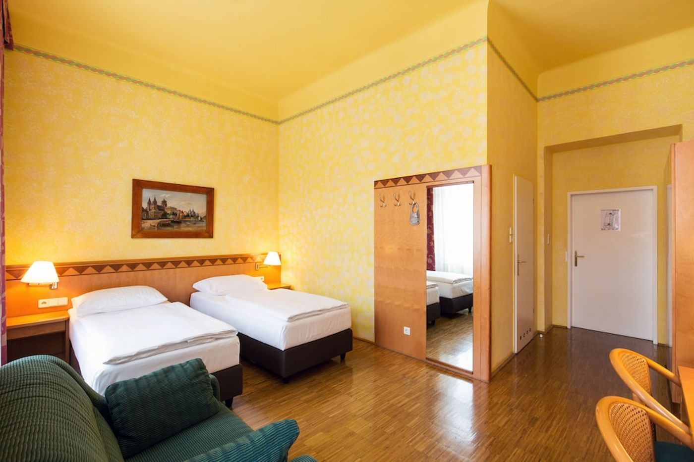expedia-3163937-18
