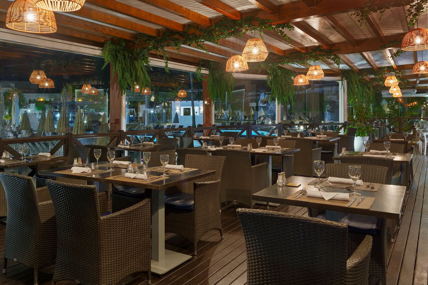 25.02.26 H10 White Suites