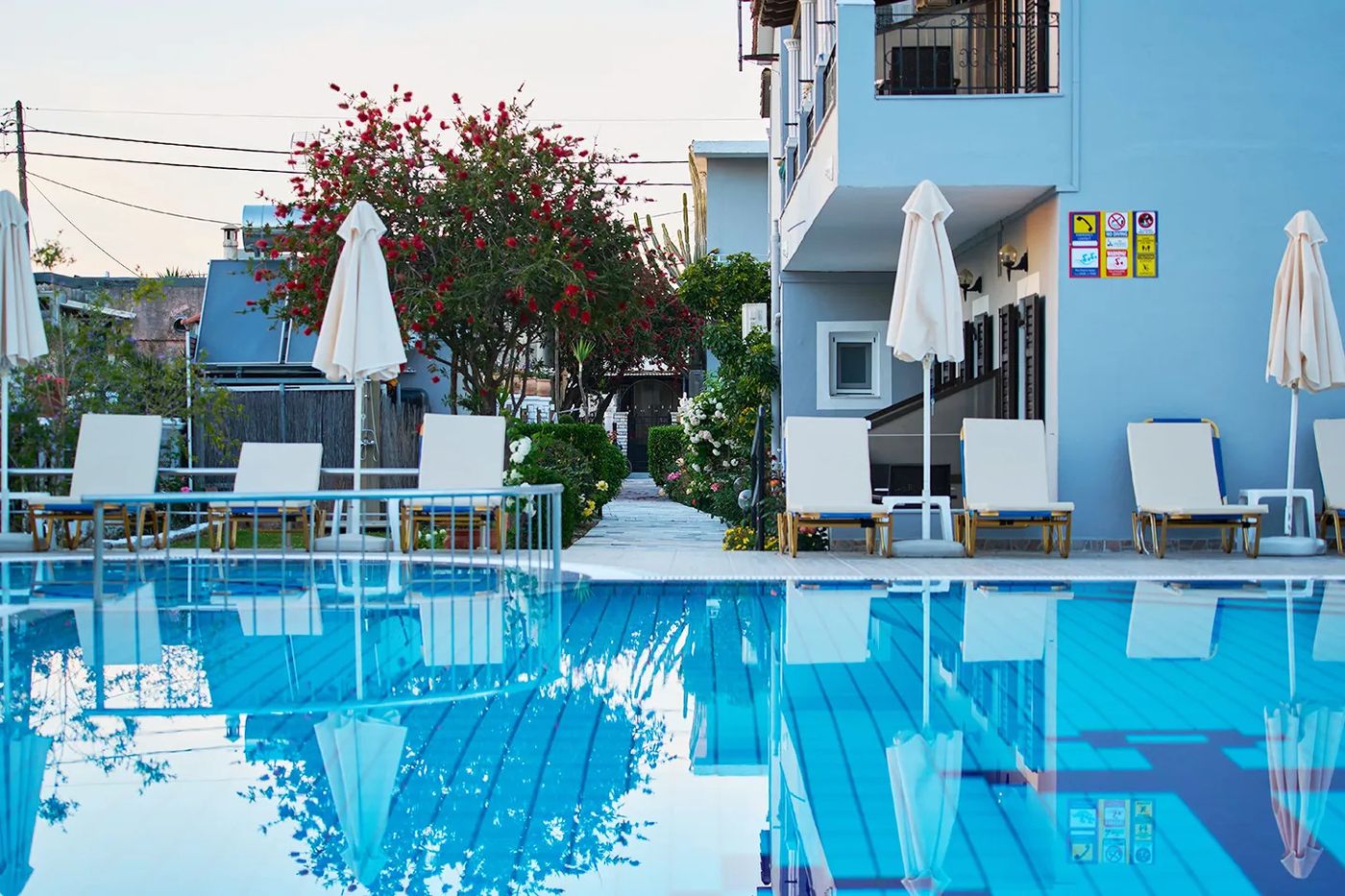 Makis Studios & Apartments