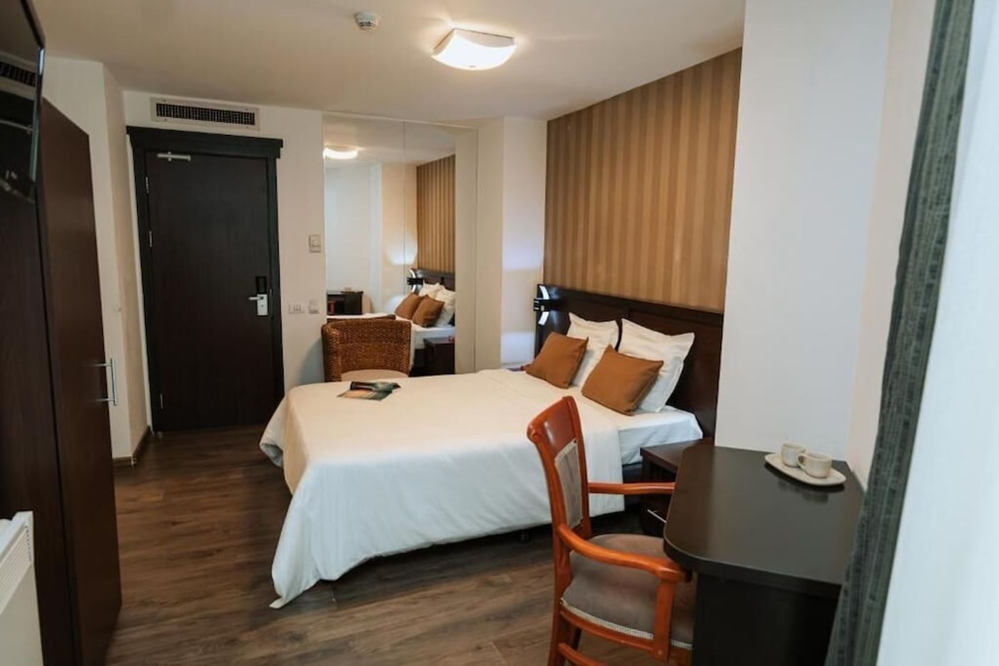 expedia-3163966-7