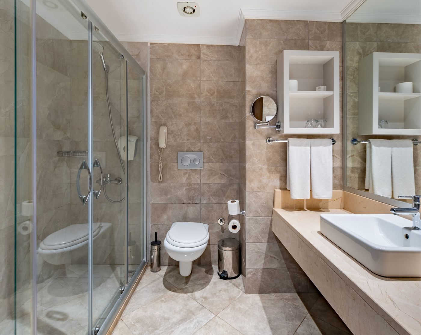 Lake & Riverside Hotel & Spa