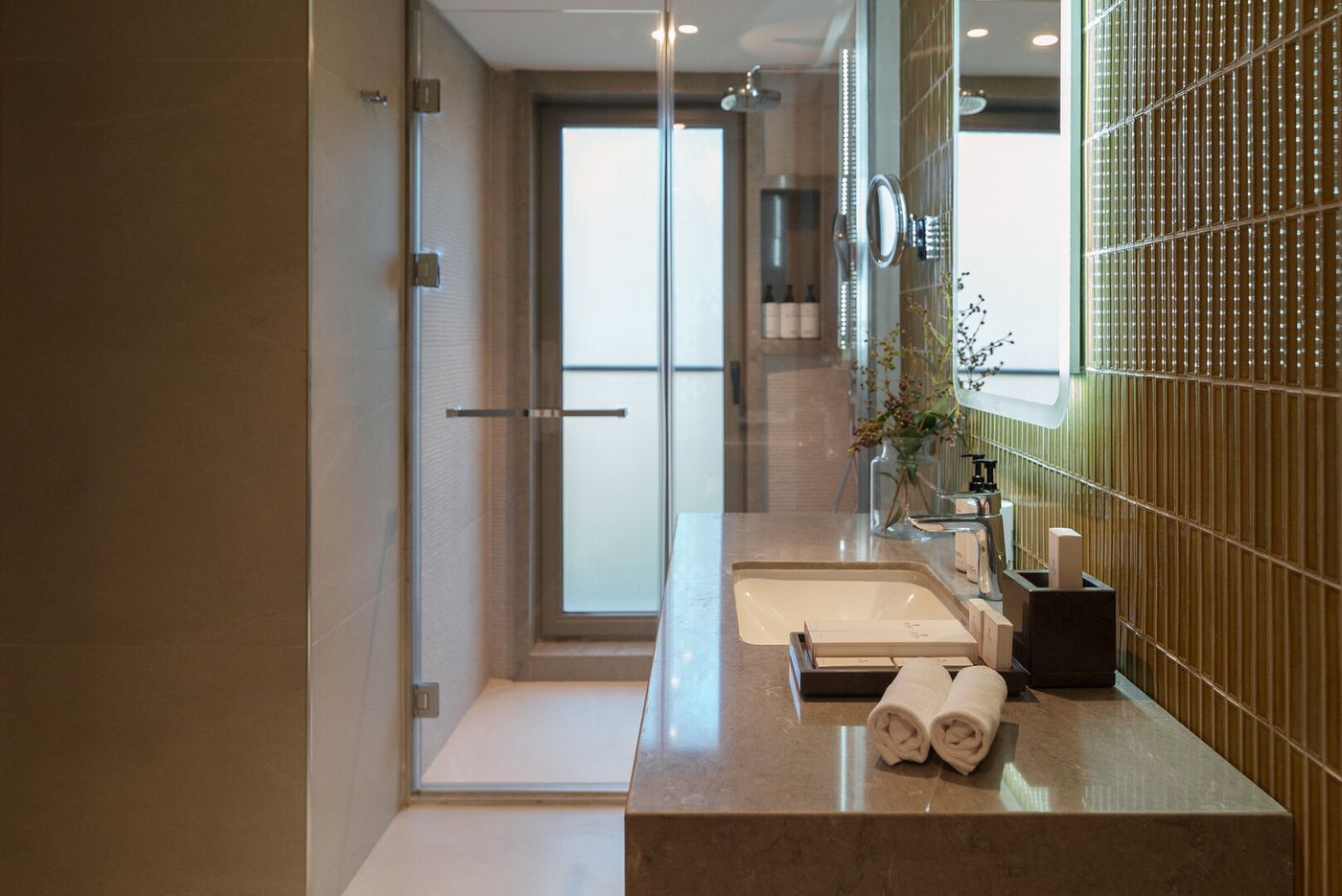 DELUXE ROOM BATHROOM.jpg