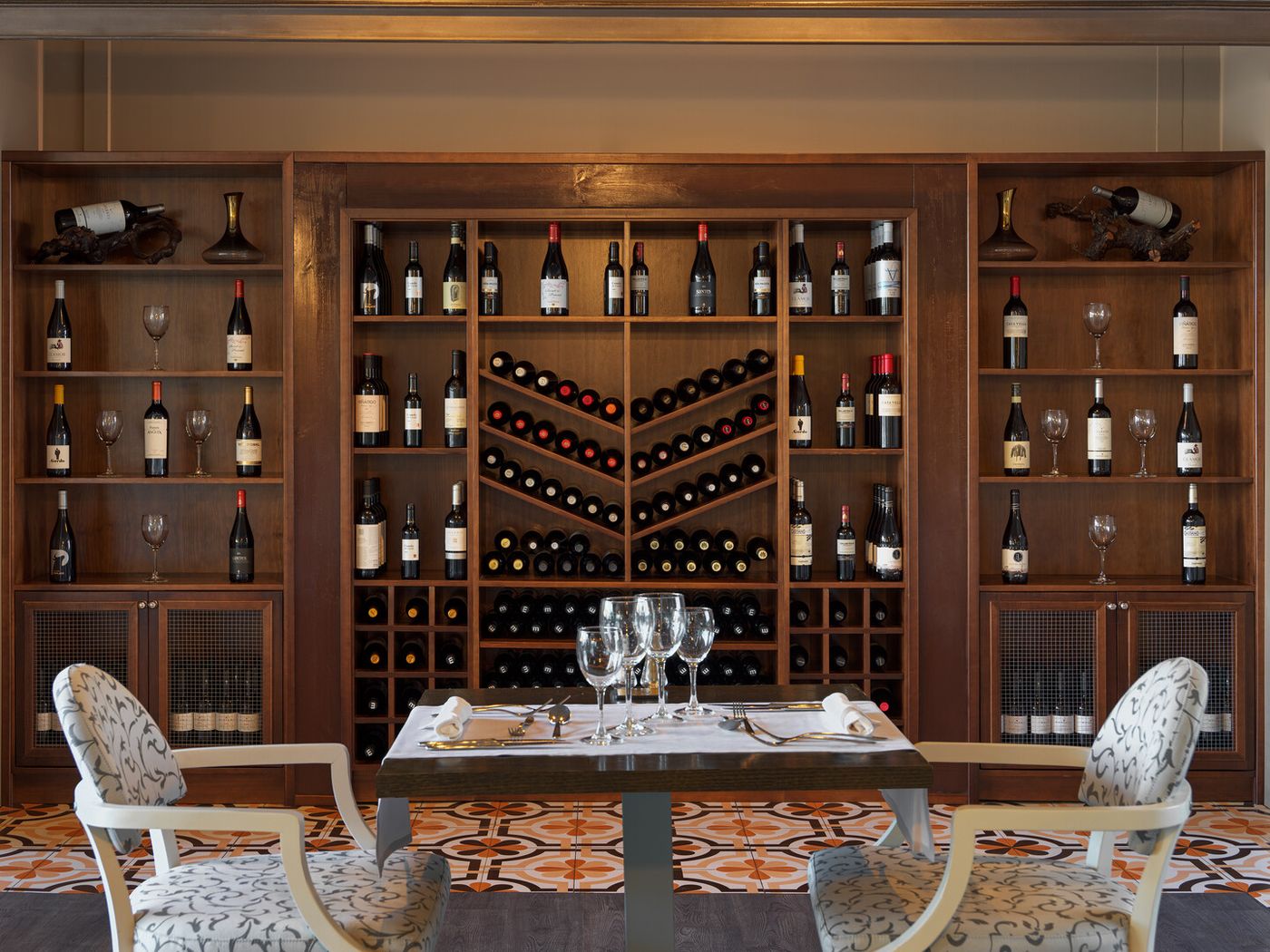 25.02.26 H10 White Suites