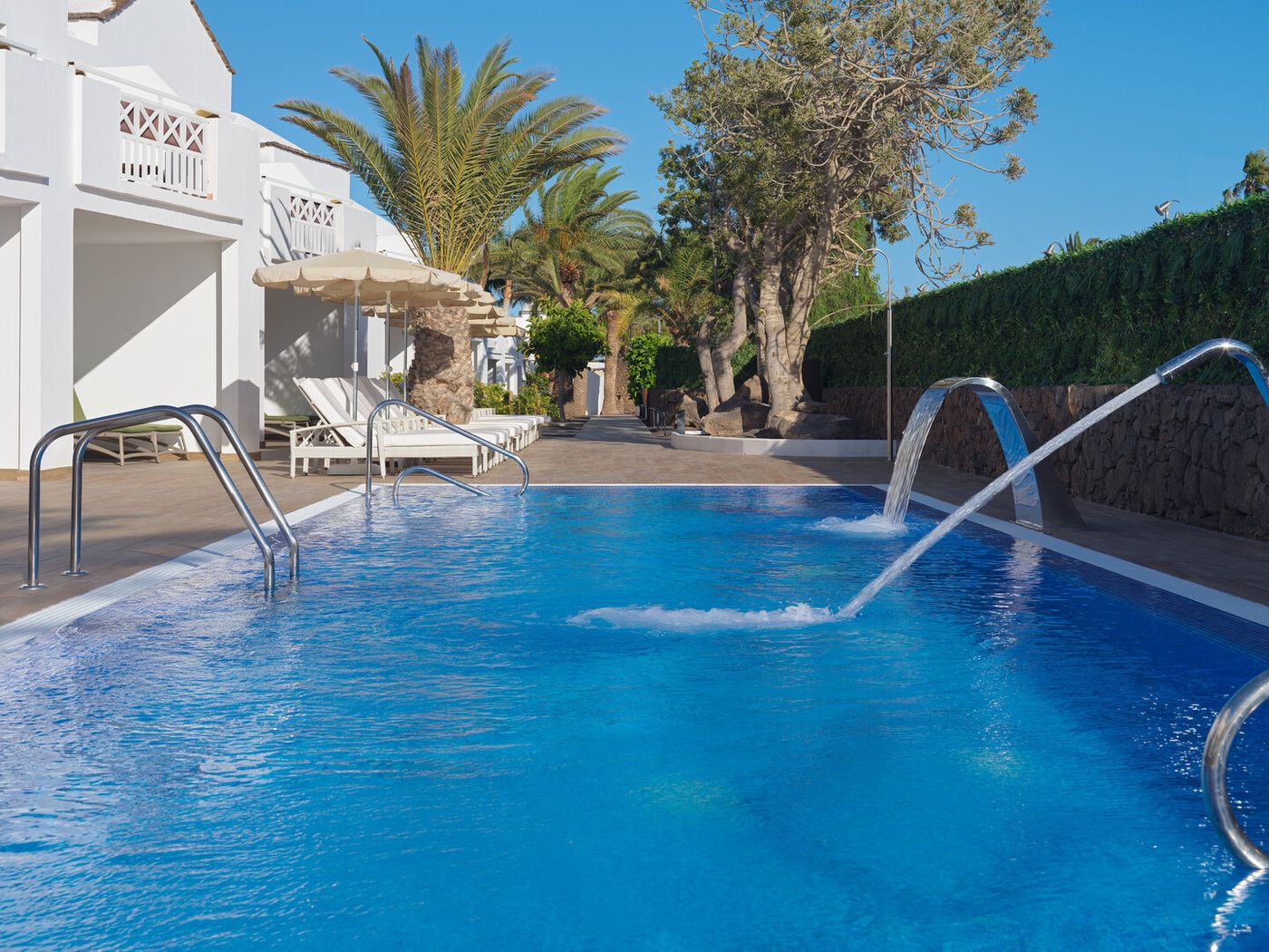 25.02.26 H10 White Suites