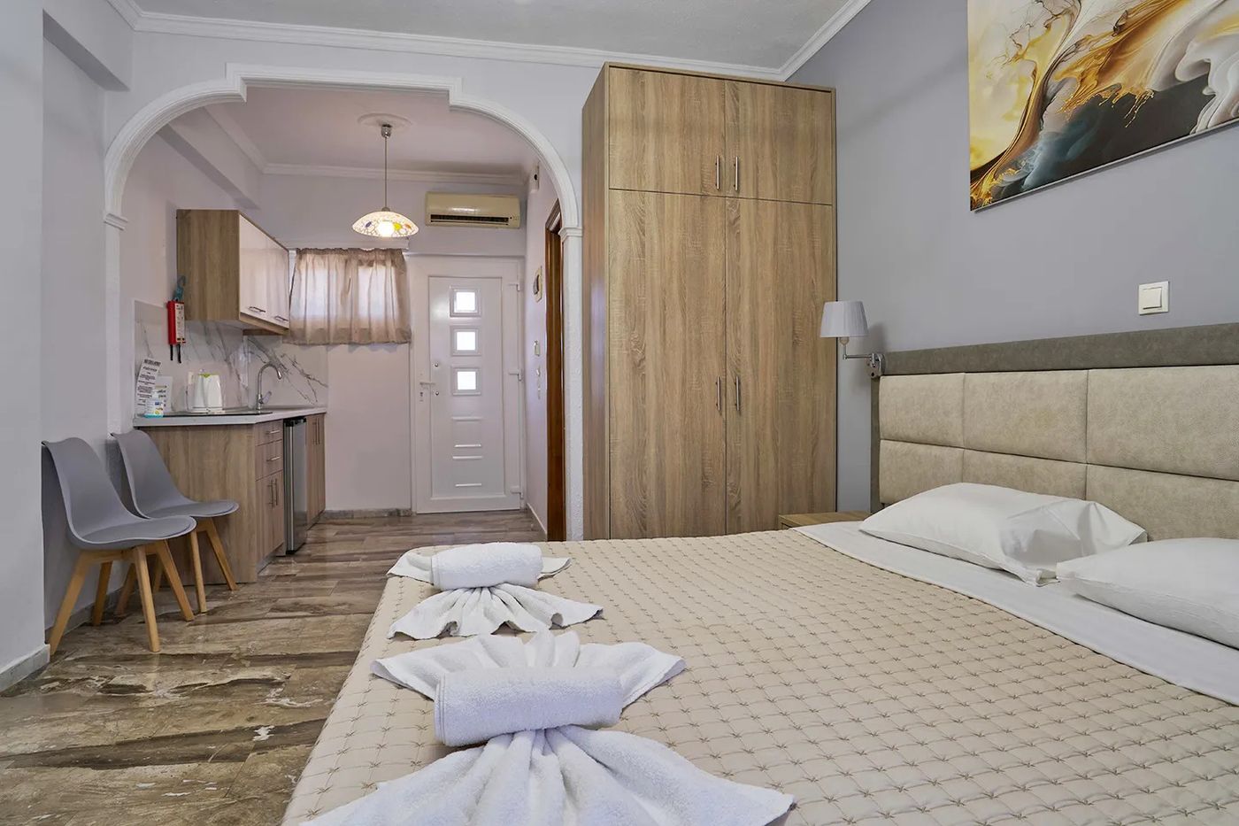 Makis Studios & Apartments