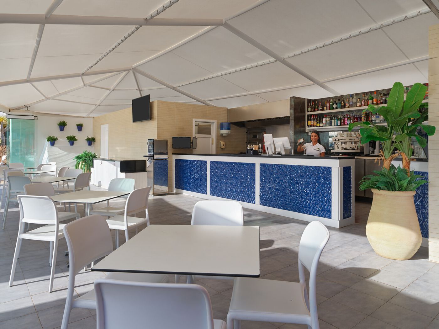 25.02.26 H10 White Suites