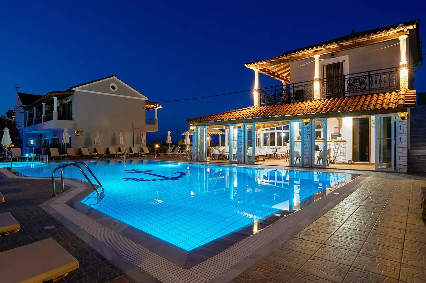 Makis Studios & Apartments