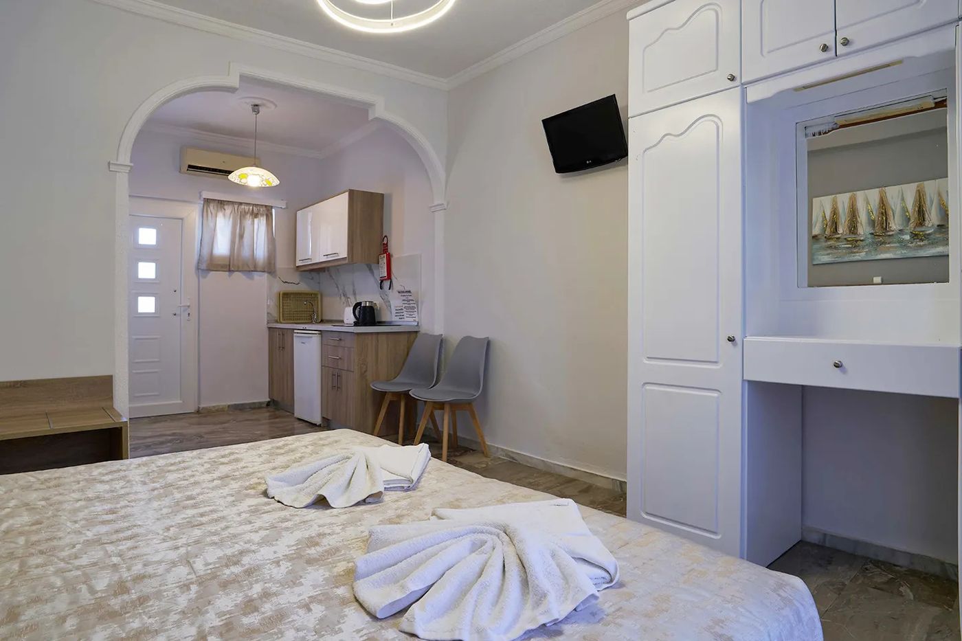 Makis Studios & Apartments