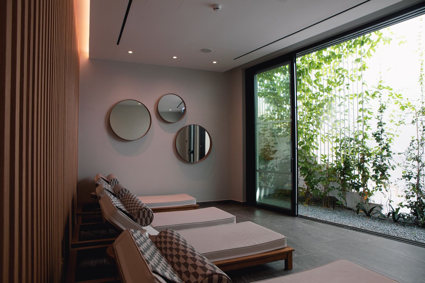 Anemi Hotel & Suites 14.04