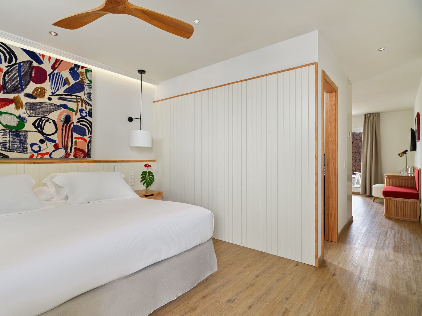 25.02.26 H10 White Suites