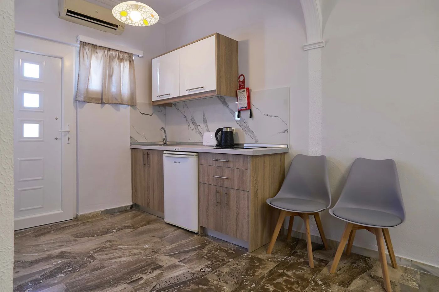 Makis Studios & Apartments