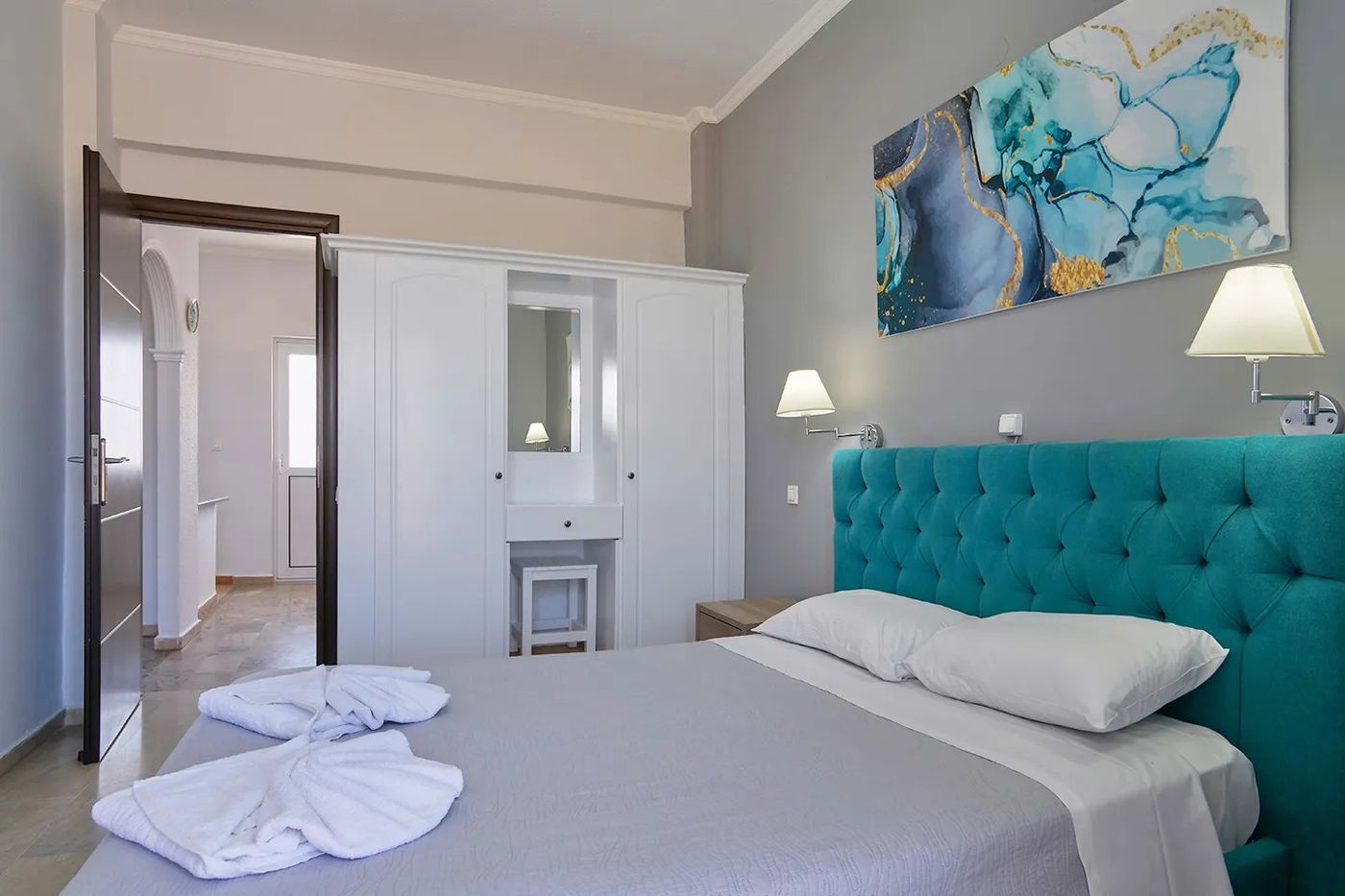 Makis Studios & Apartments