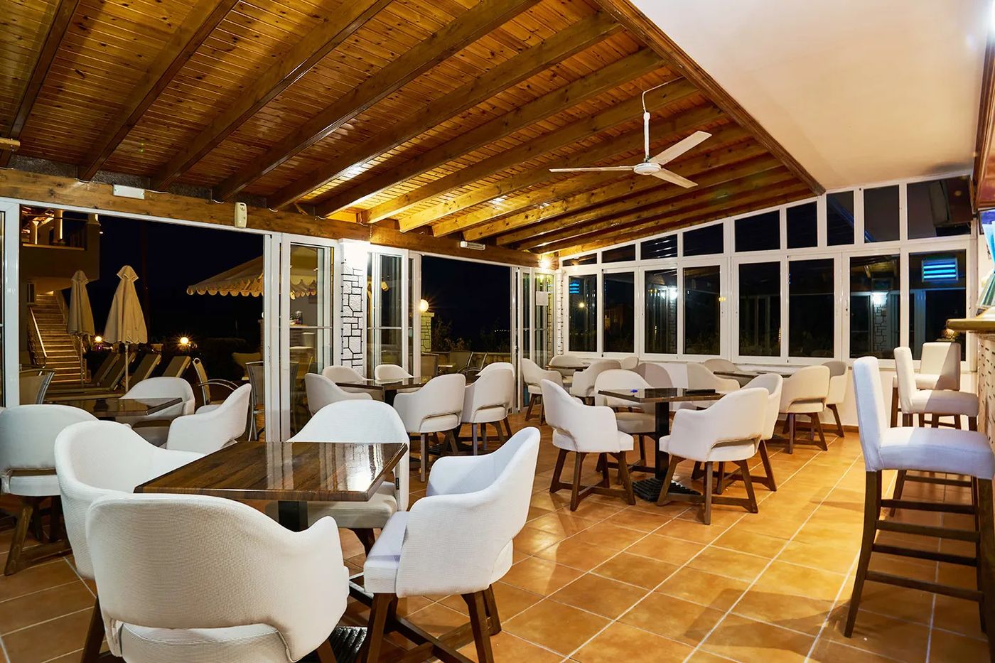 Makis Studios & Apartments