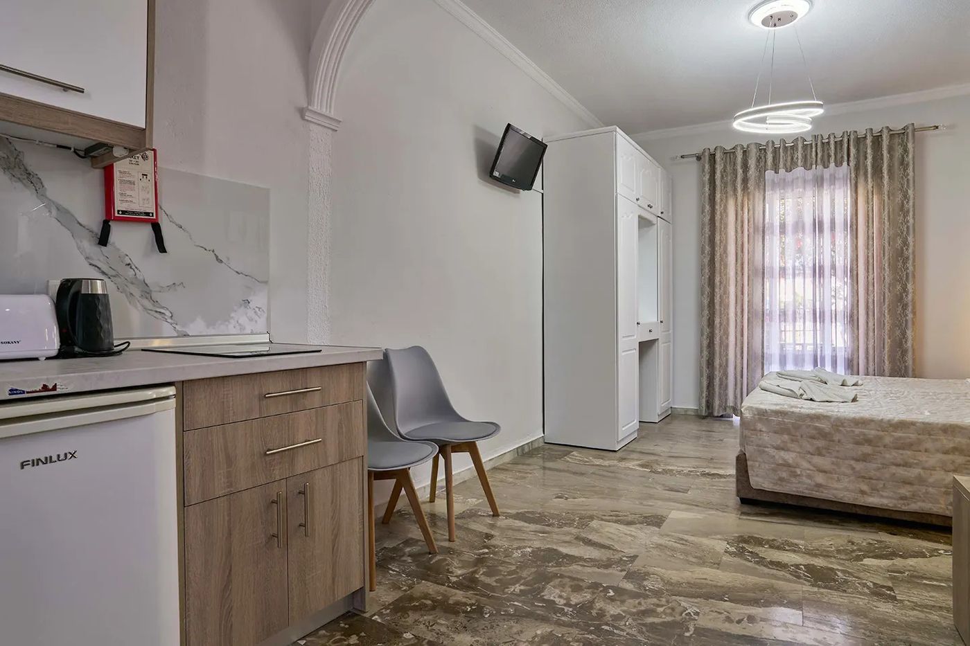 Makis Studios & Apartments