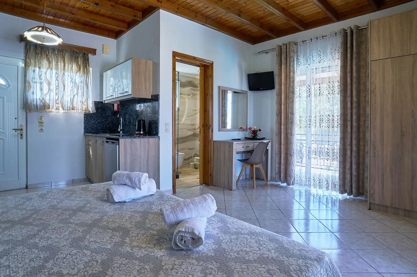 Makis Studios & Apartments