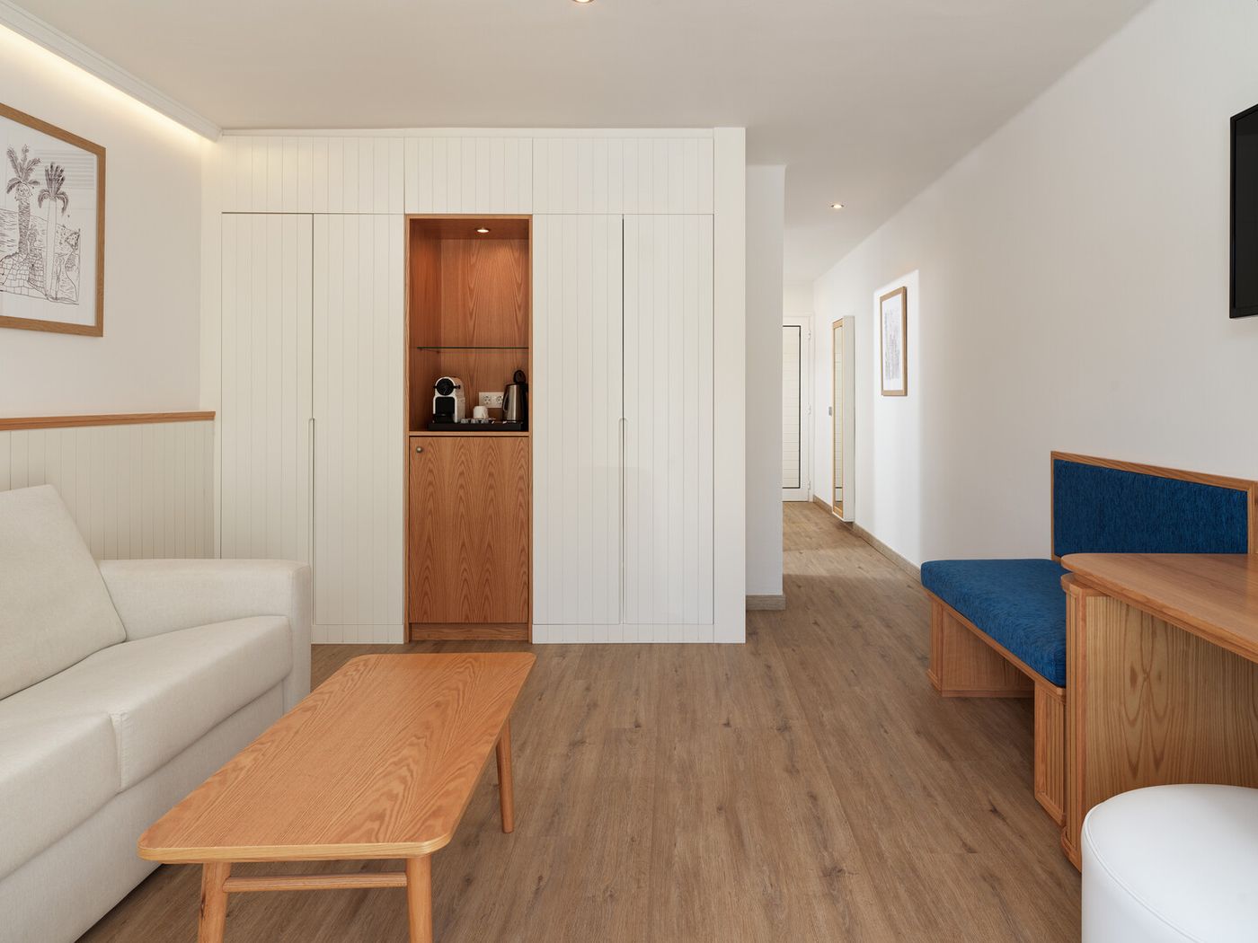 25.02.26 H10 White Suites