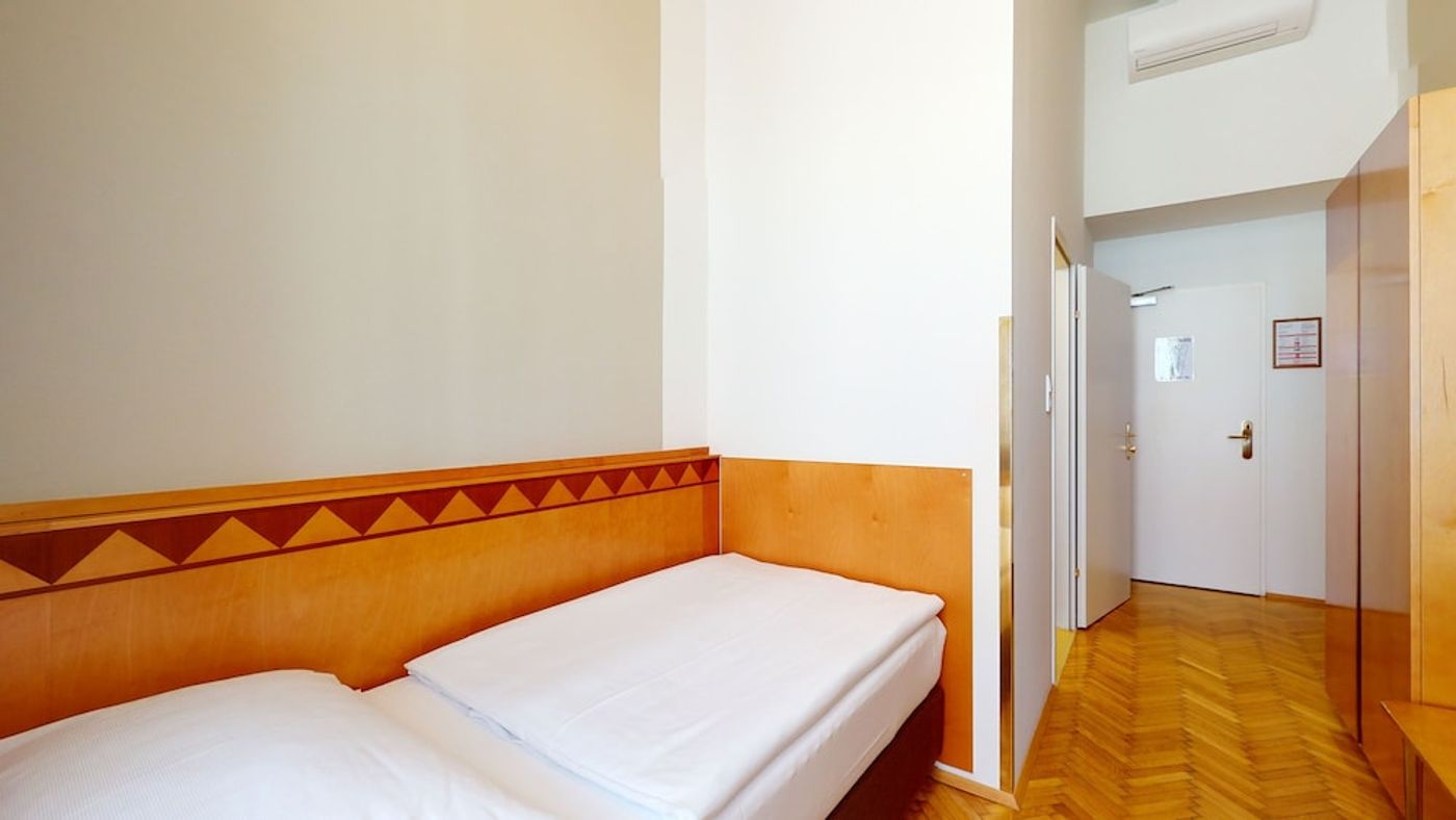 expedia-3163937-5