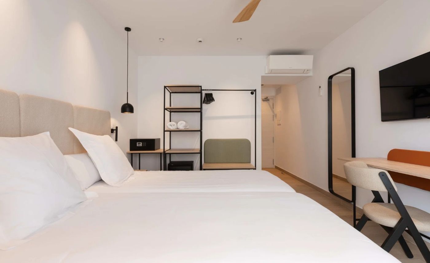 03.08.26 Hostal Mari