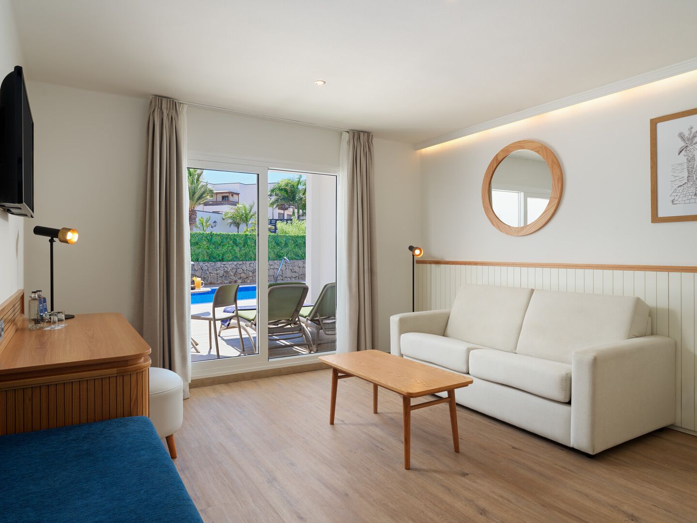 25.02.26 H10 White Suites