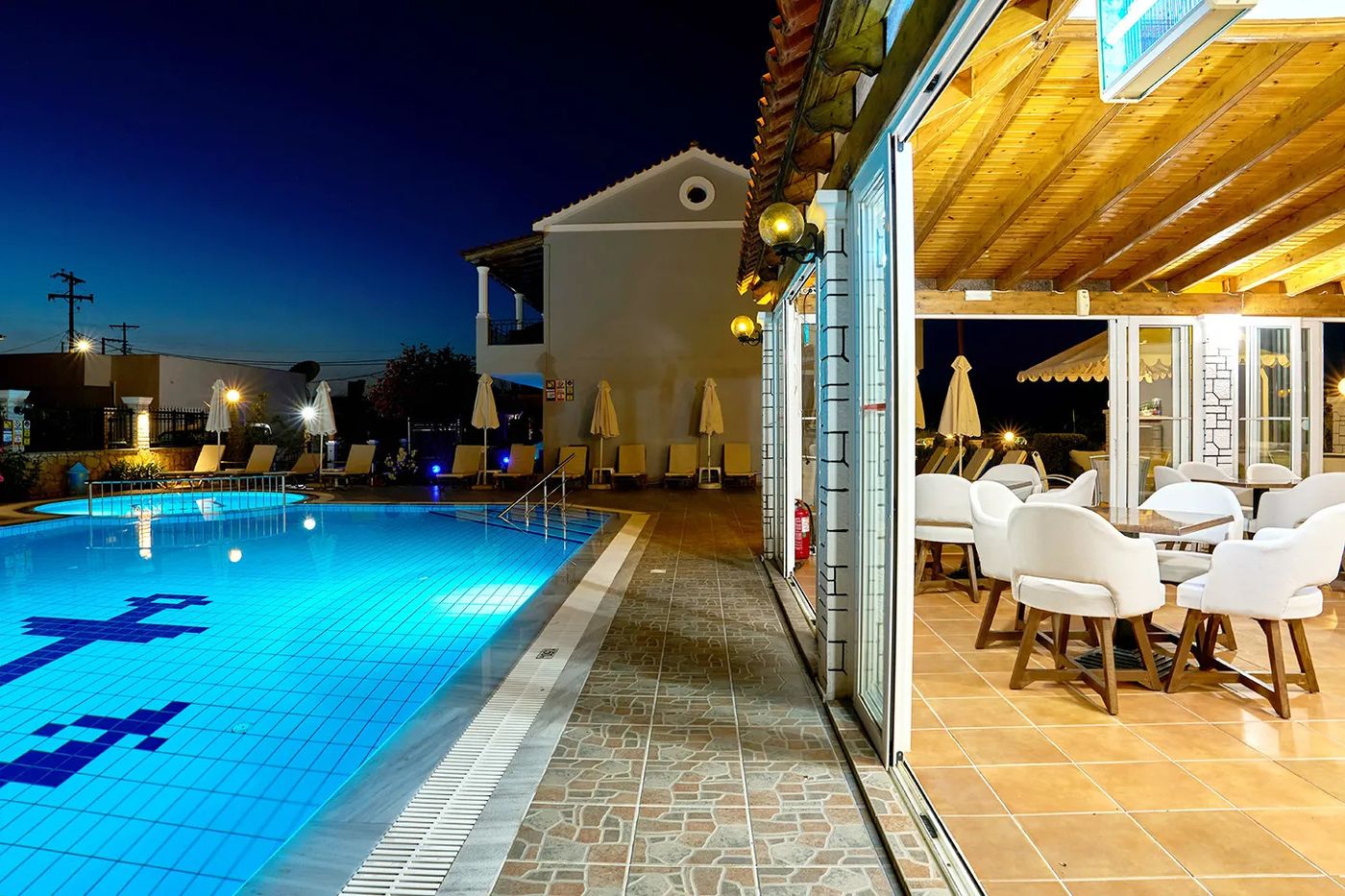 Makis Studios & Apartments
