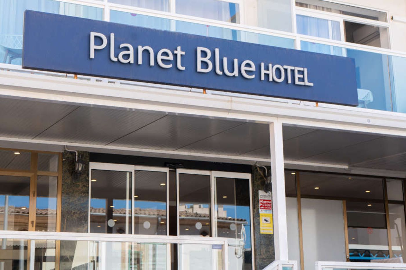 17.04.26 Planet Blue Hotel