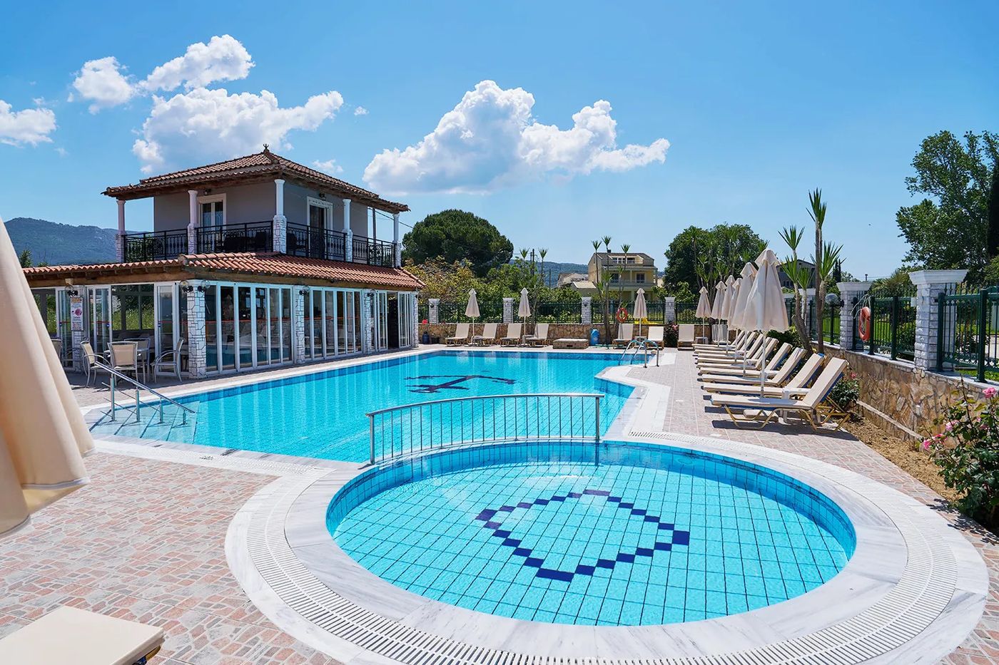 Makis Studios & Apartments