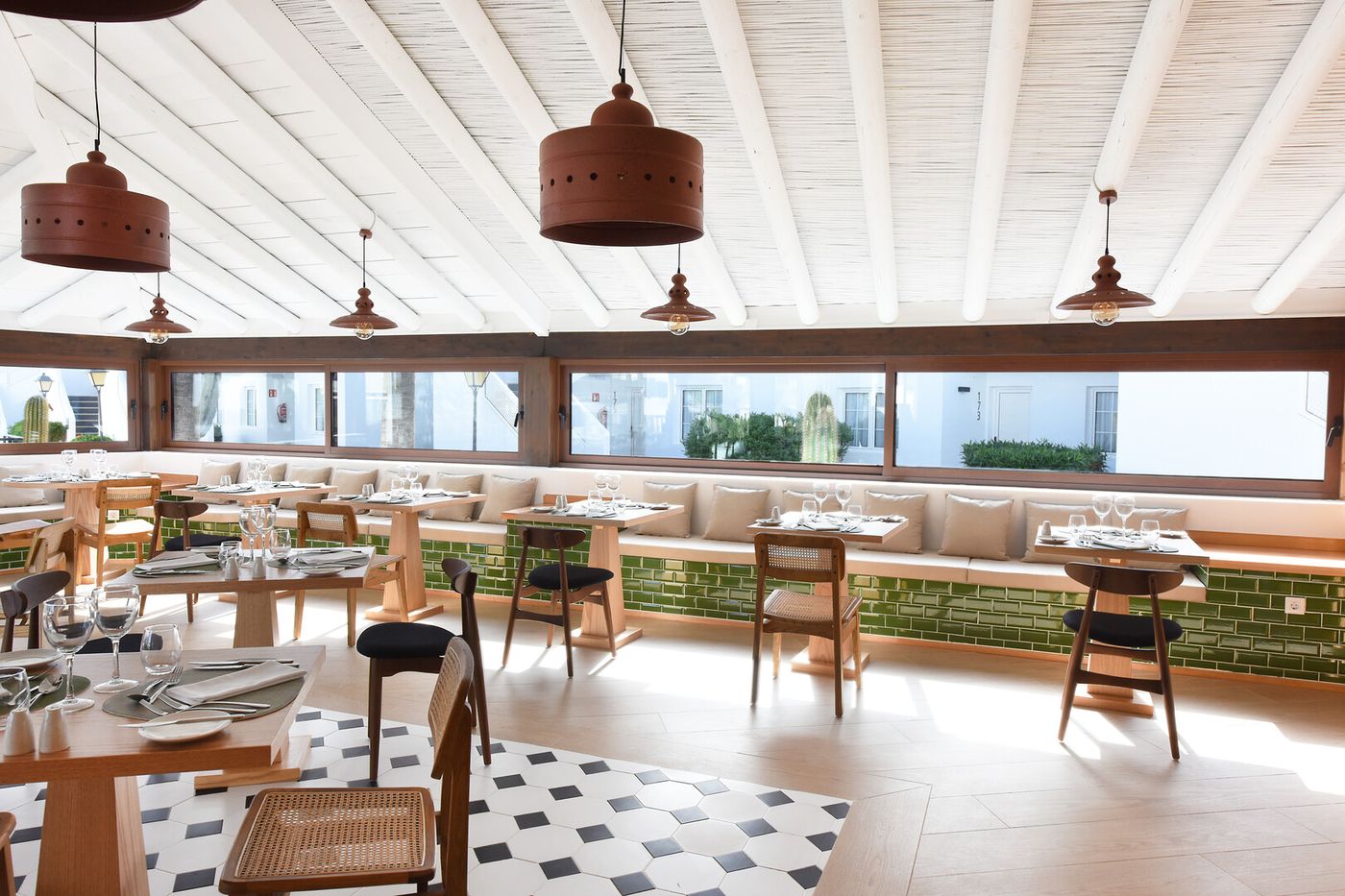 25.02.26 H10 White Suites