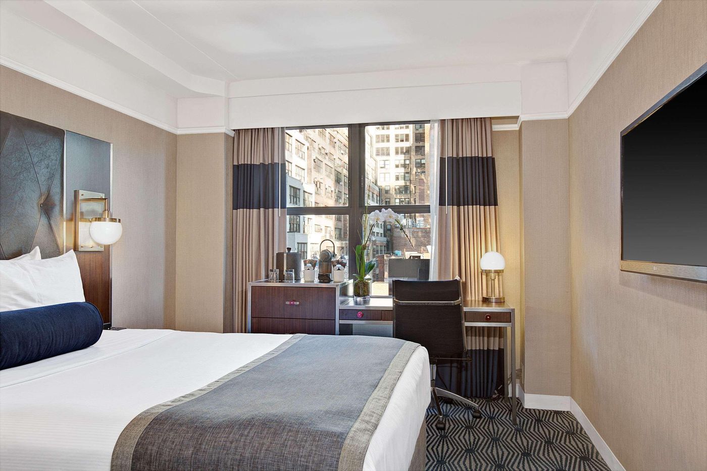 New-Yorker--A-Lotte-Hotel-Room-29