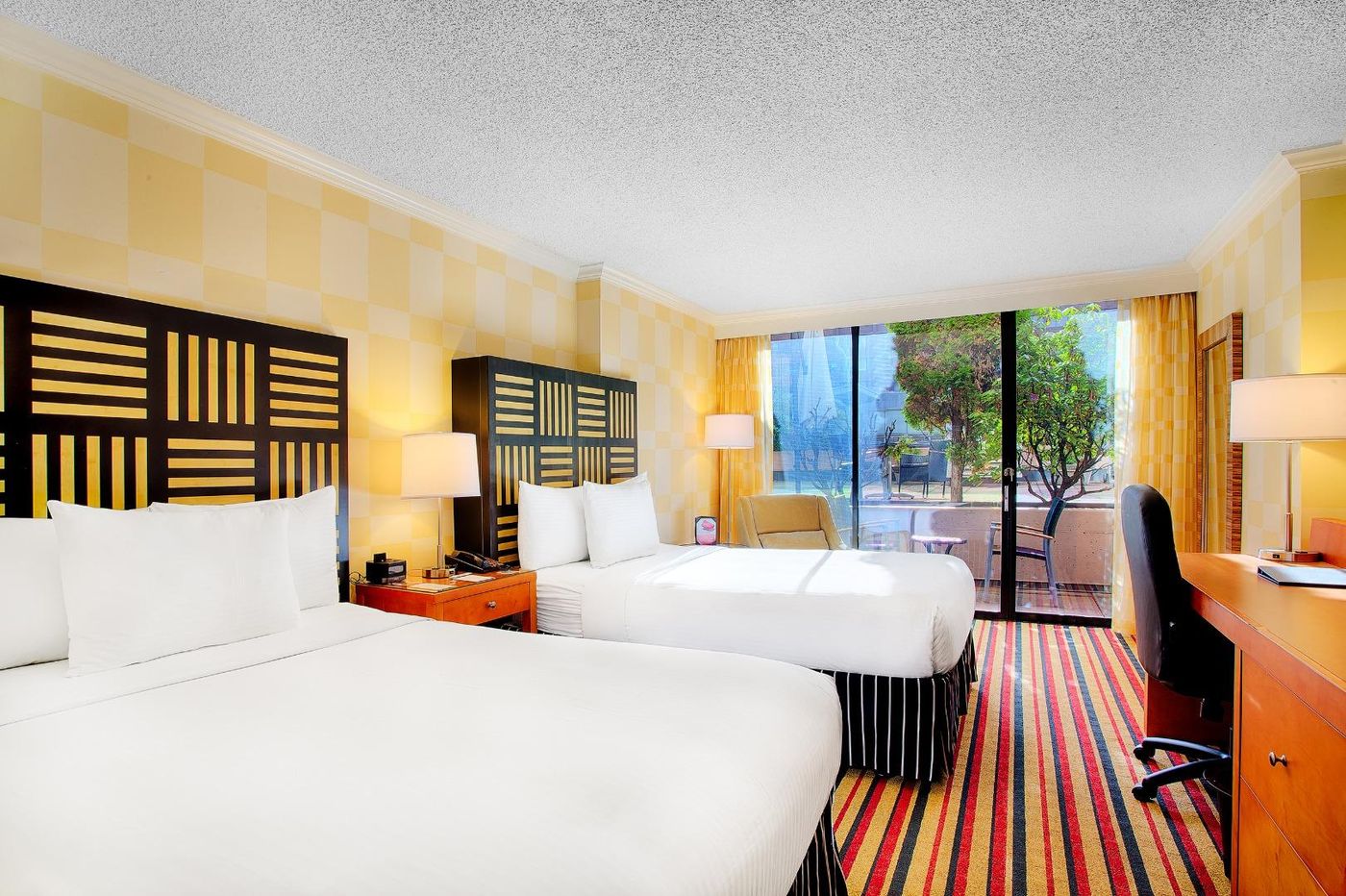 Pinnacle-Hotel-Harbourfront-Room-14