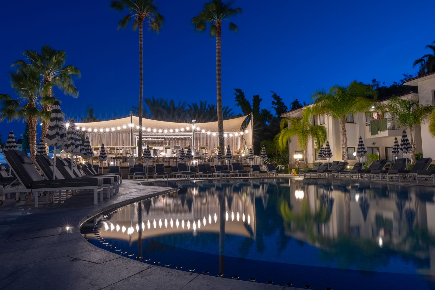 King-Jason-Paphos---Designed-for-Adults-Only-Bar-4