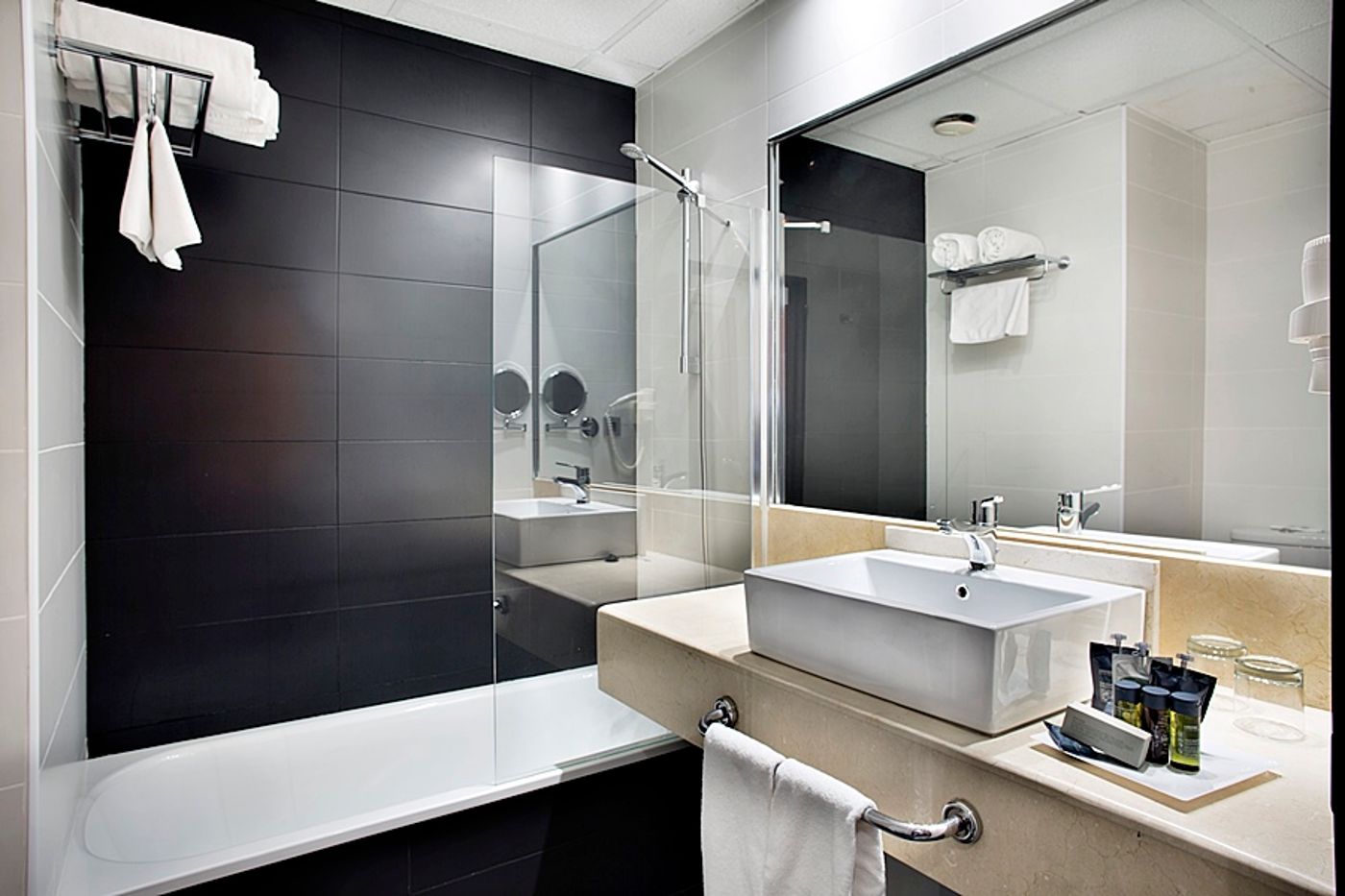 Weare-Chamartin-Room-37