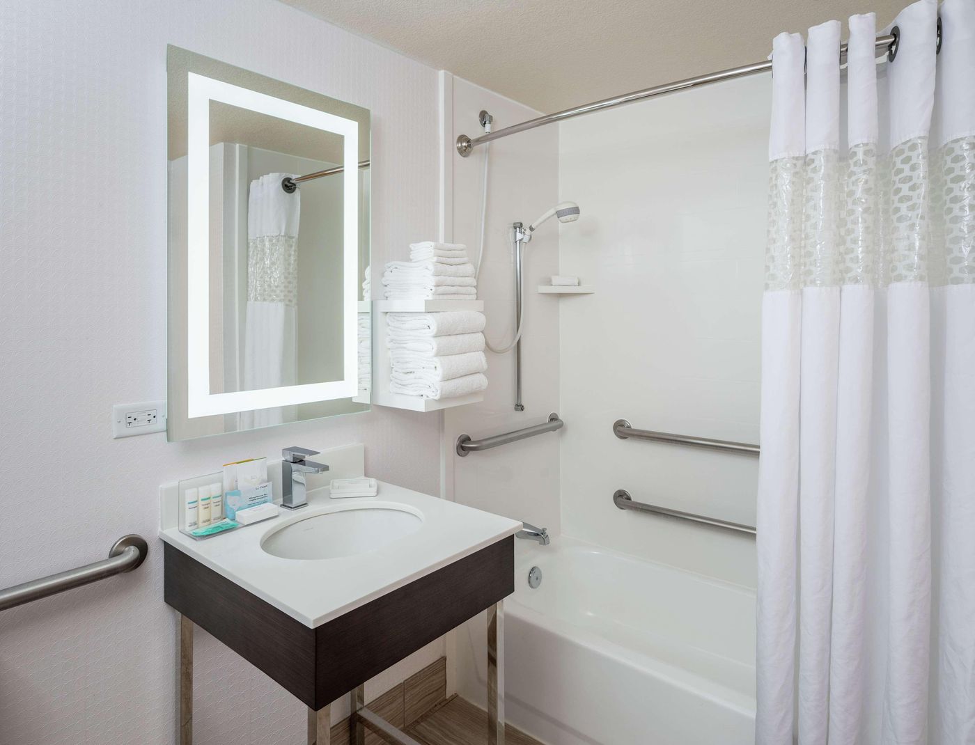 Hampton-Inn-Tropicana-Room-31