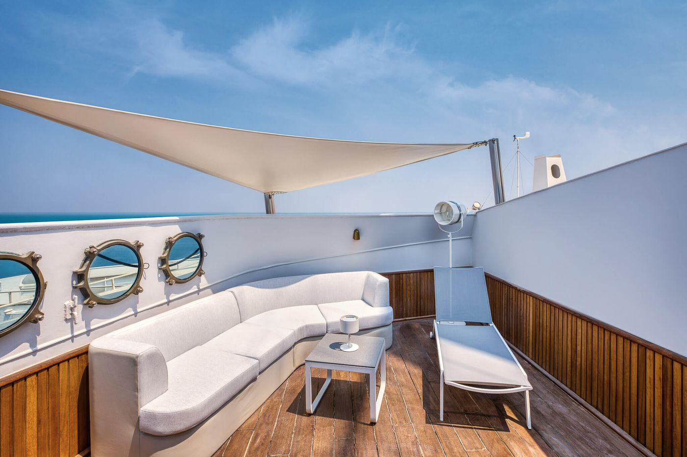 Queen-Elizabeth-2-Hotel-Room-7