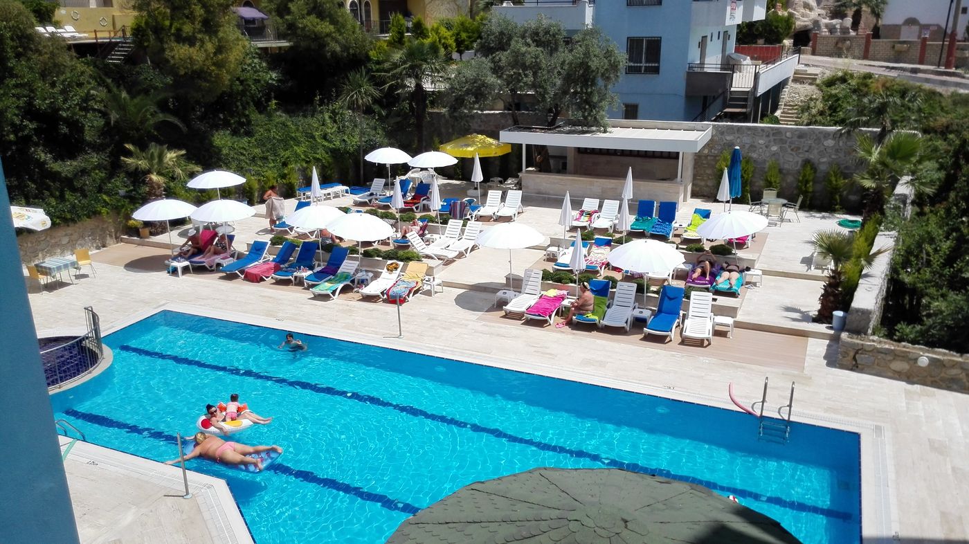 Happy-Apart-Hotel-Pool-2