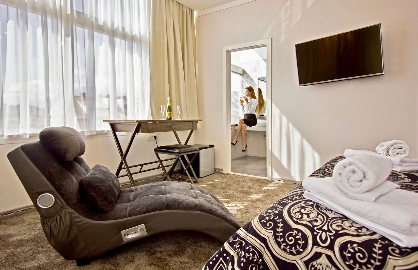 Prima-Luce-Downtown-Room-33