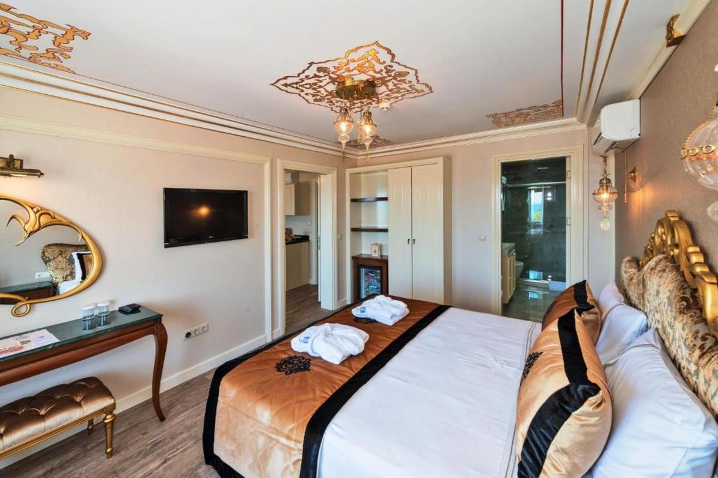 The-Byzantium-Hotel---Suites-Room-33