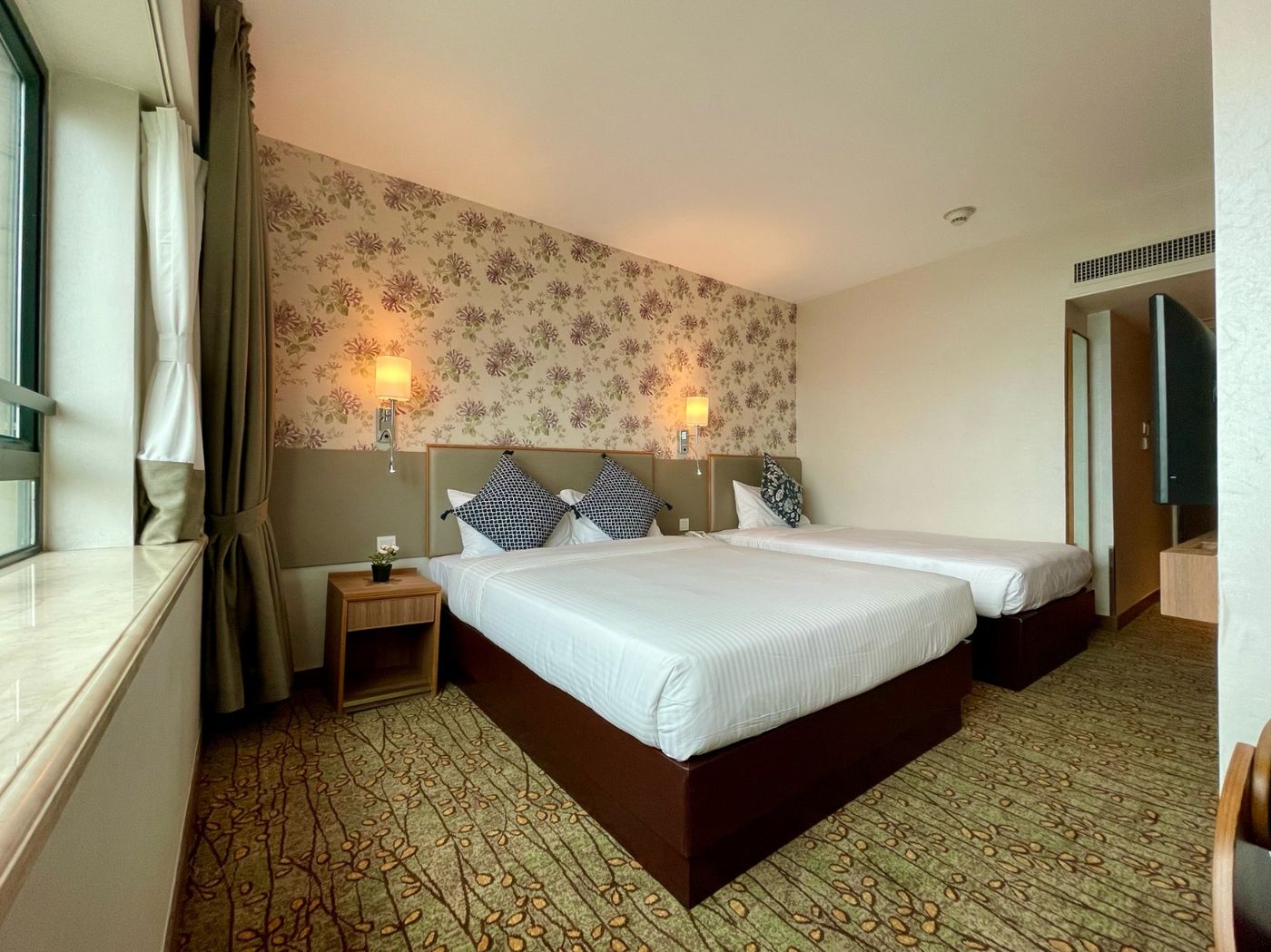 Lander-Grand-Hotel-Room-15