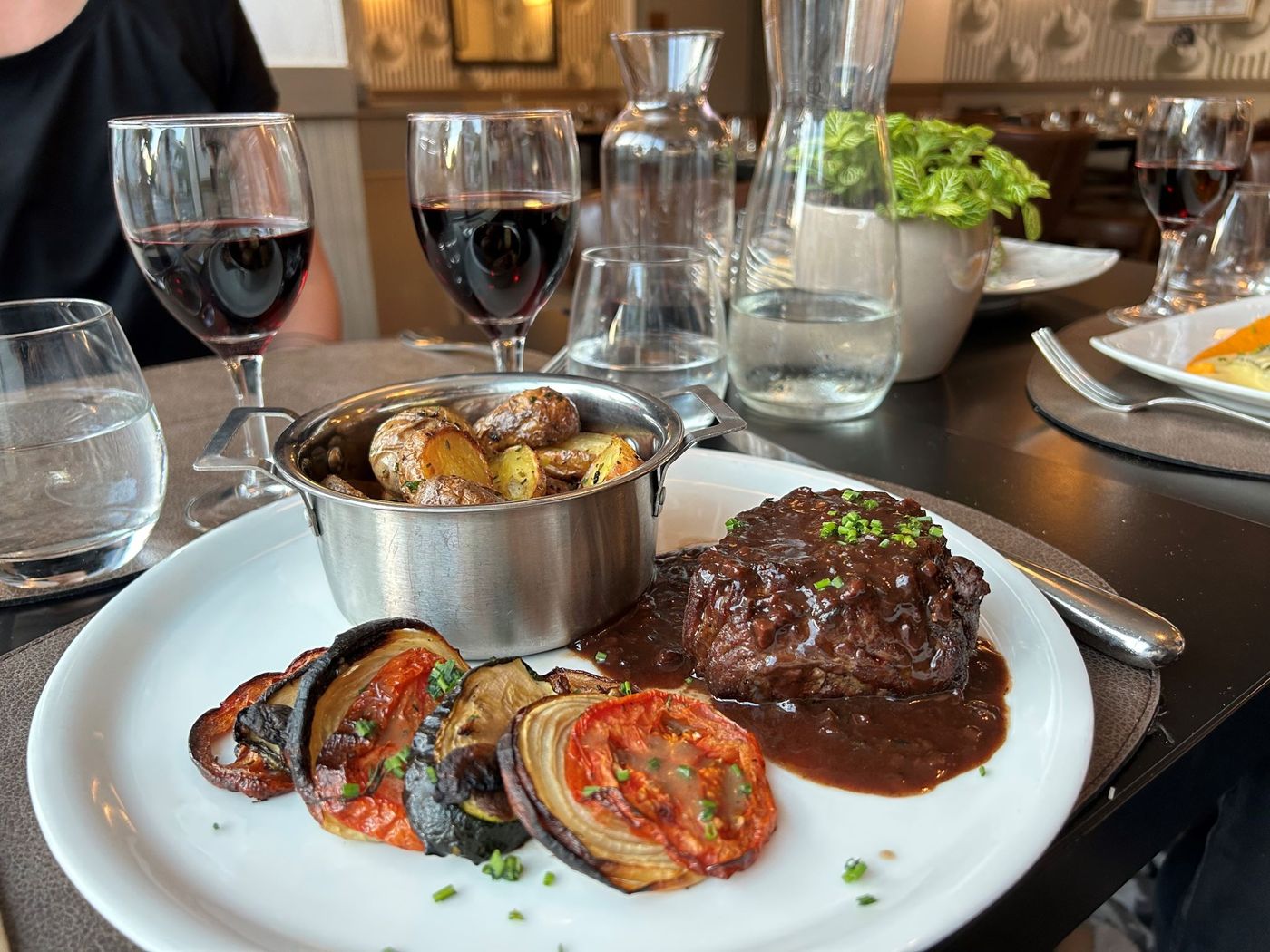 Hob-Le-Cheval-Blanc-Restaurant-10