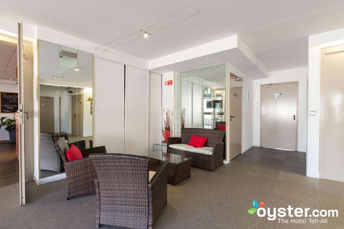 Kyriad-Nice-Ouest-Stade-Saint-Isidore-Lobby-29