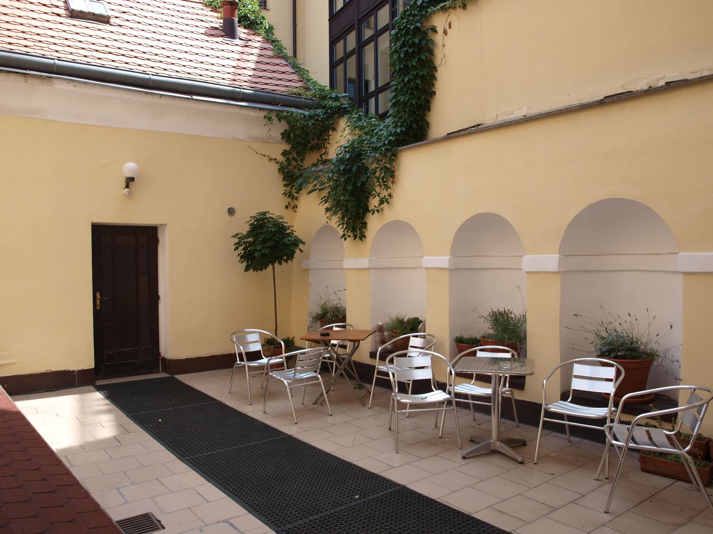 King-George-Hotel-Lobby-5