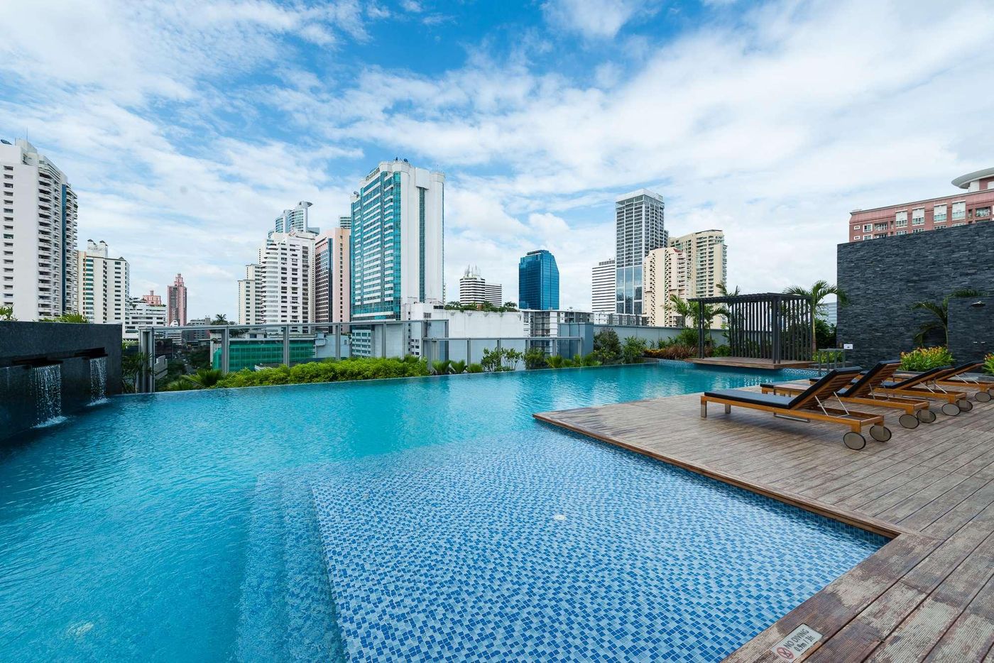 Radisson-Blu-Plaza-Bangkok-Pool-58