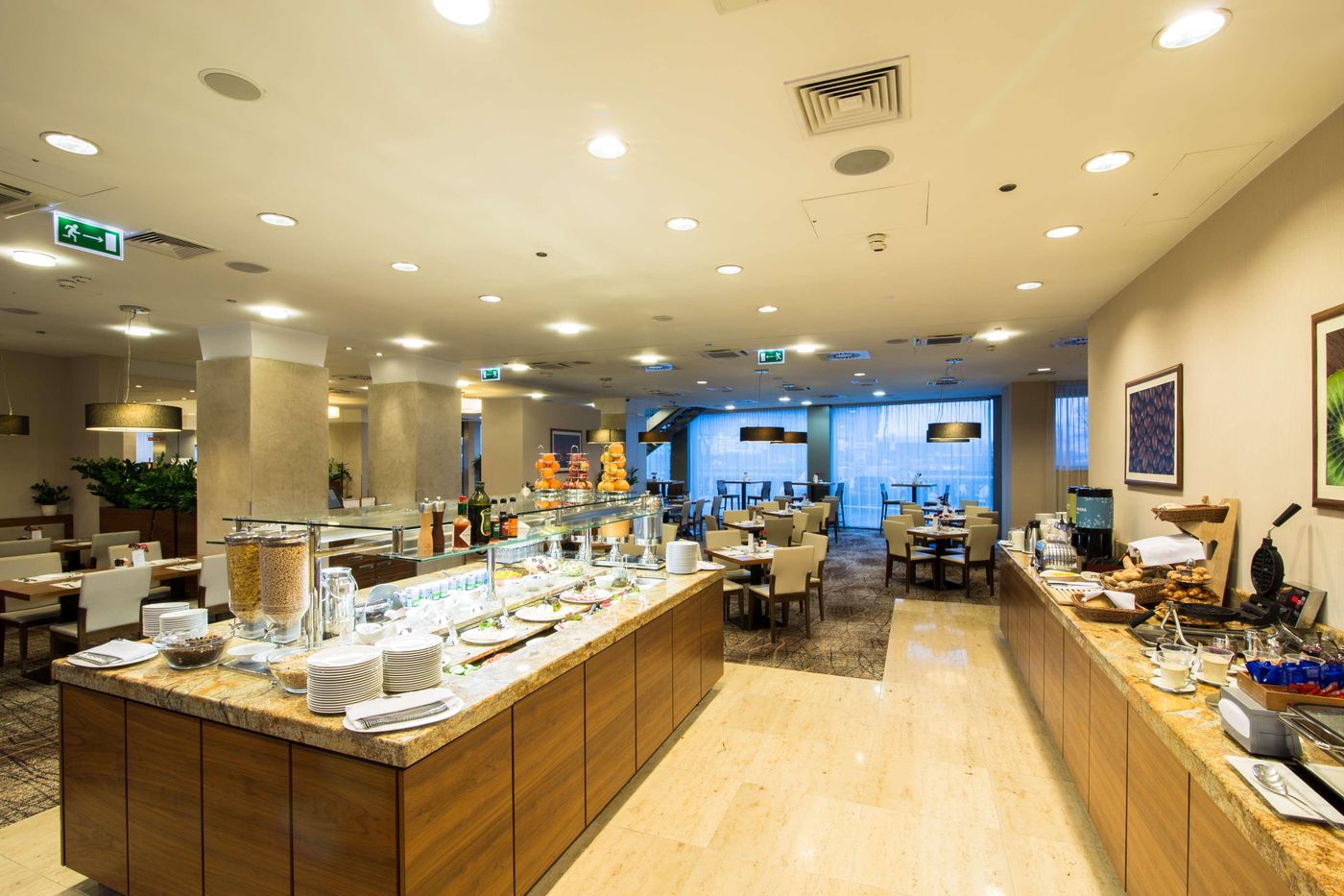 Hilton-Garden-Inn-Krakow-Restaurant-38