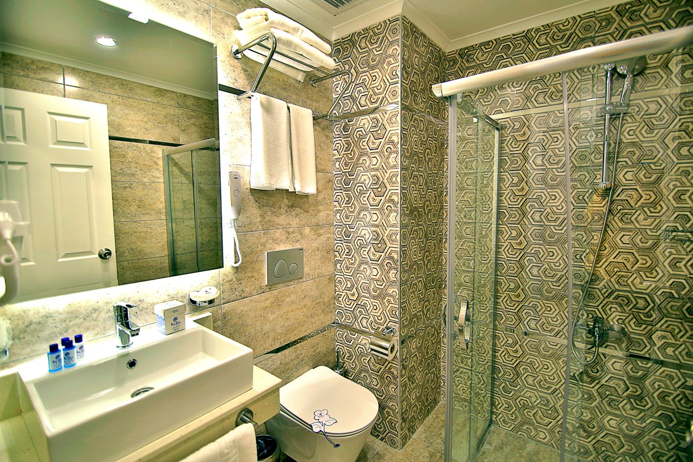 Big-Blue-Suite-Hotel-Room-37