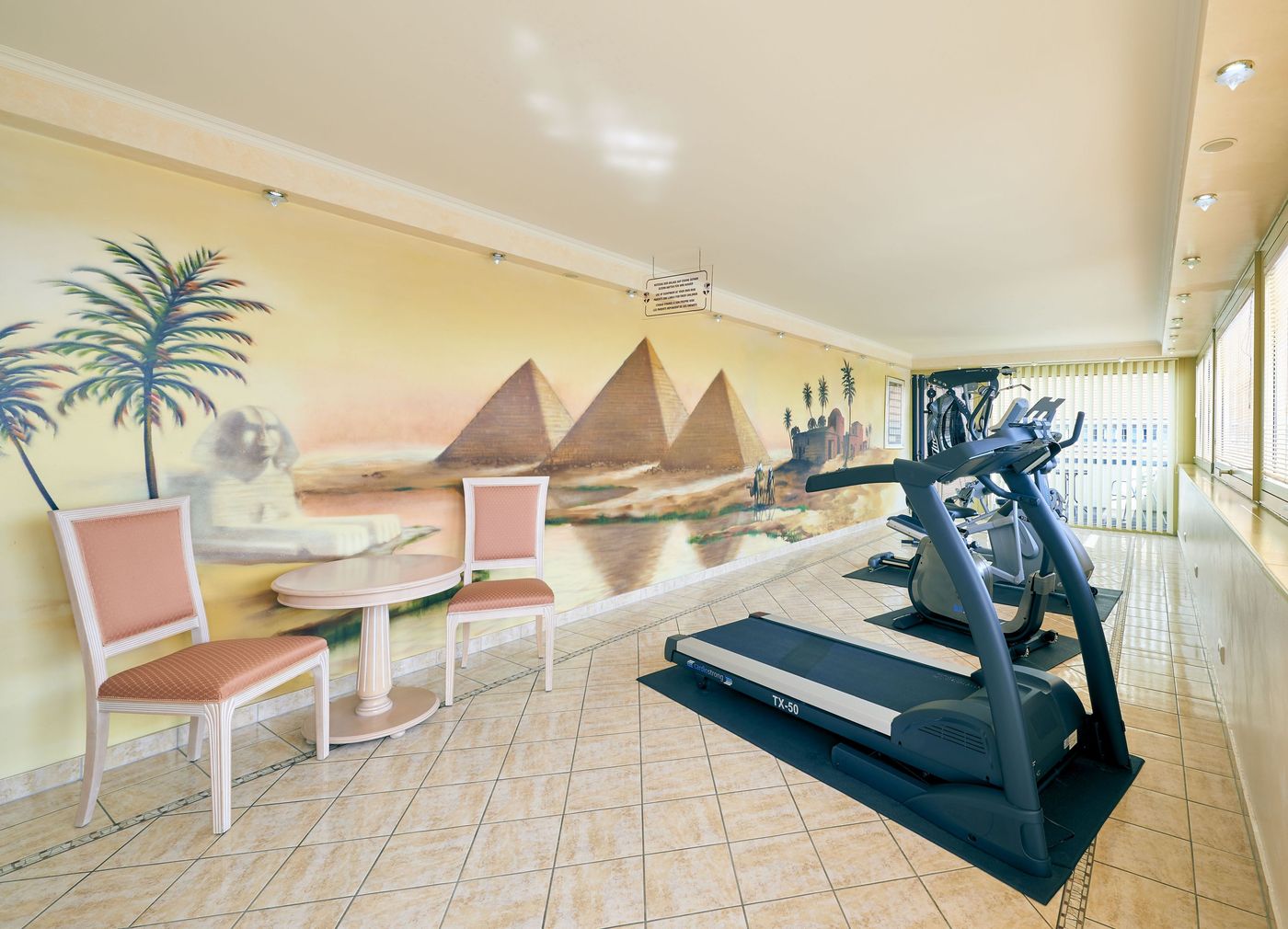 Hollywood-Media-Hotel-Sports-and-Entertainment-41