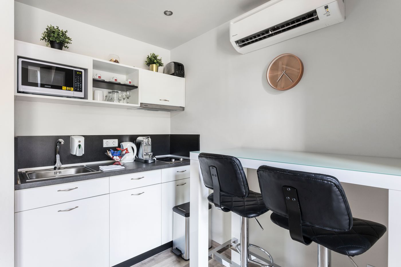 Hotel-Mika-Downtown-Room-9