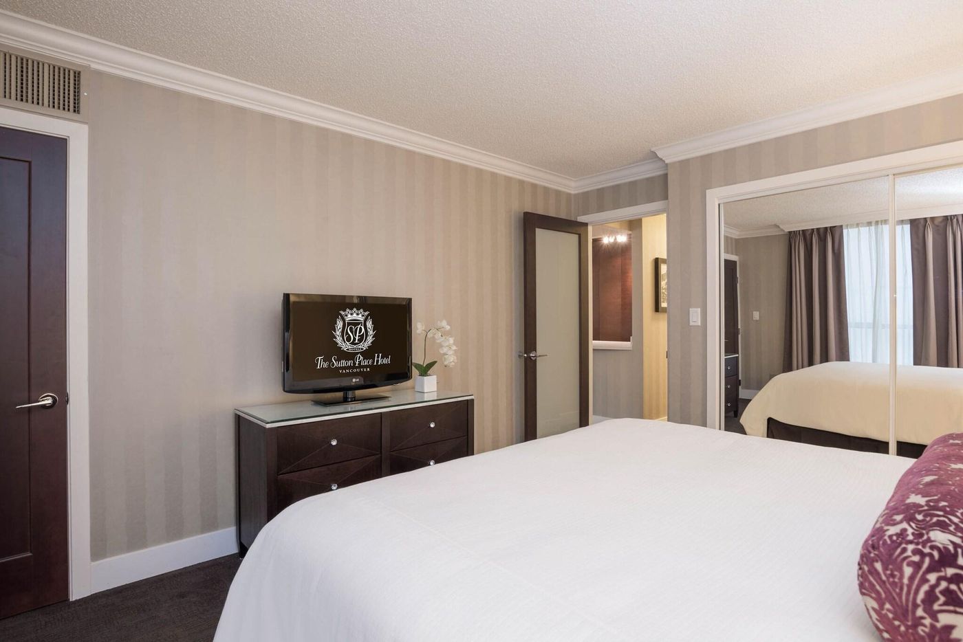 La-Grande-Residence-Vancouver-At-The-Sutton-Place-Room-15