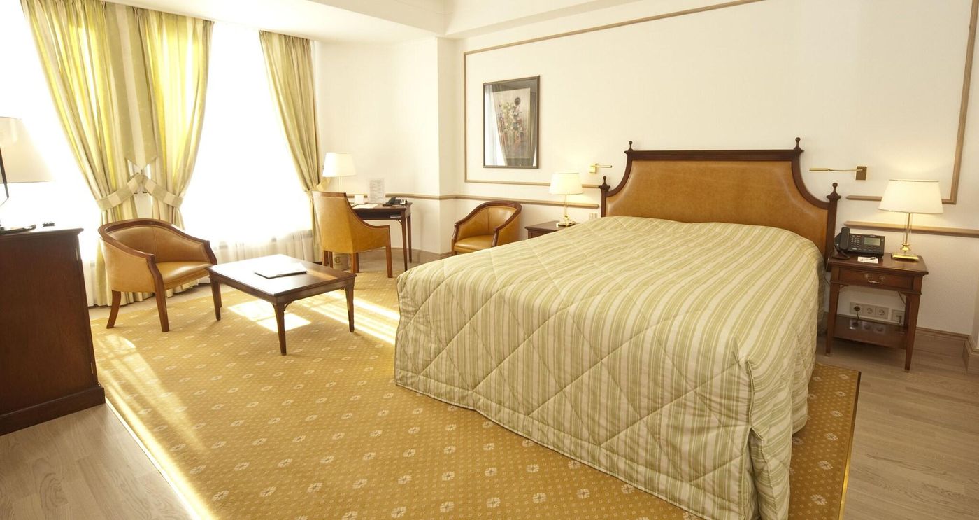 Grand-Hotel-Cravat-Room-12